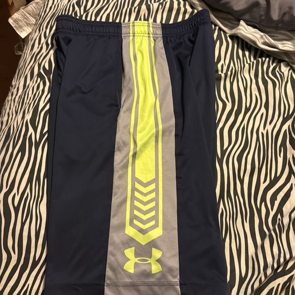 Boys Large Under Armour shorts, like new! - Picture 5 of 5